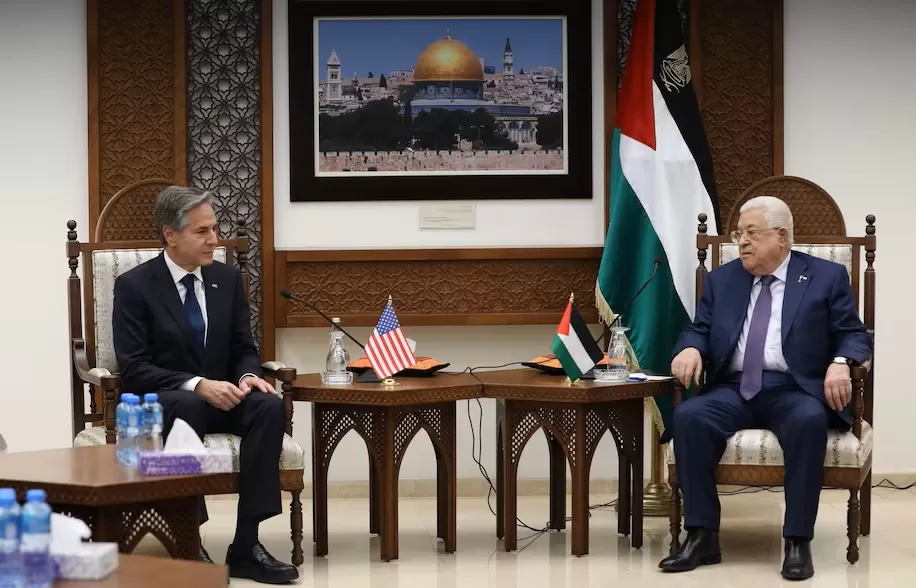 رئيس السلطة الفلسطينية محمود عباس ووزير الخارجية الأمريكي أنتوني بلينكن