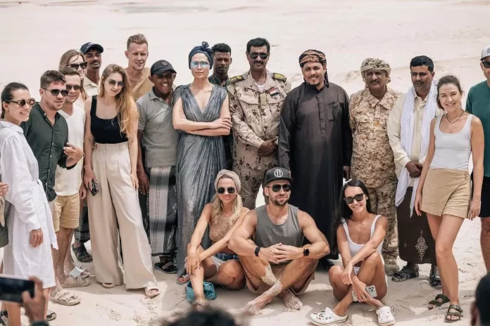 محافظ سقطرى رأفت الثقالي برفقة عدد من السواح الإسرائيليين