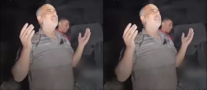 رجل الدفاع المدني وهو يصلي فوق الركام