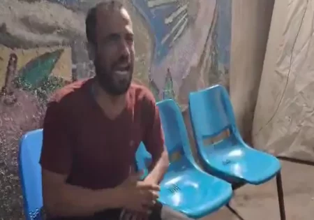 رجل فلسطيني يعتز بالمقاومة الفلسطينية بعد ارتقاء عائلته شهداء في غزة
