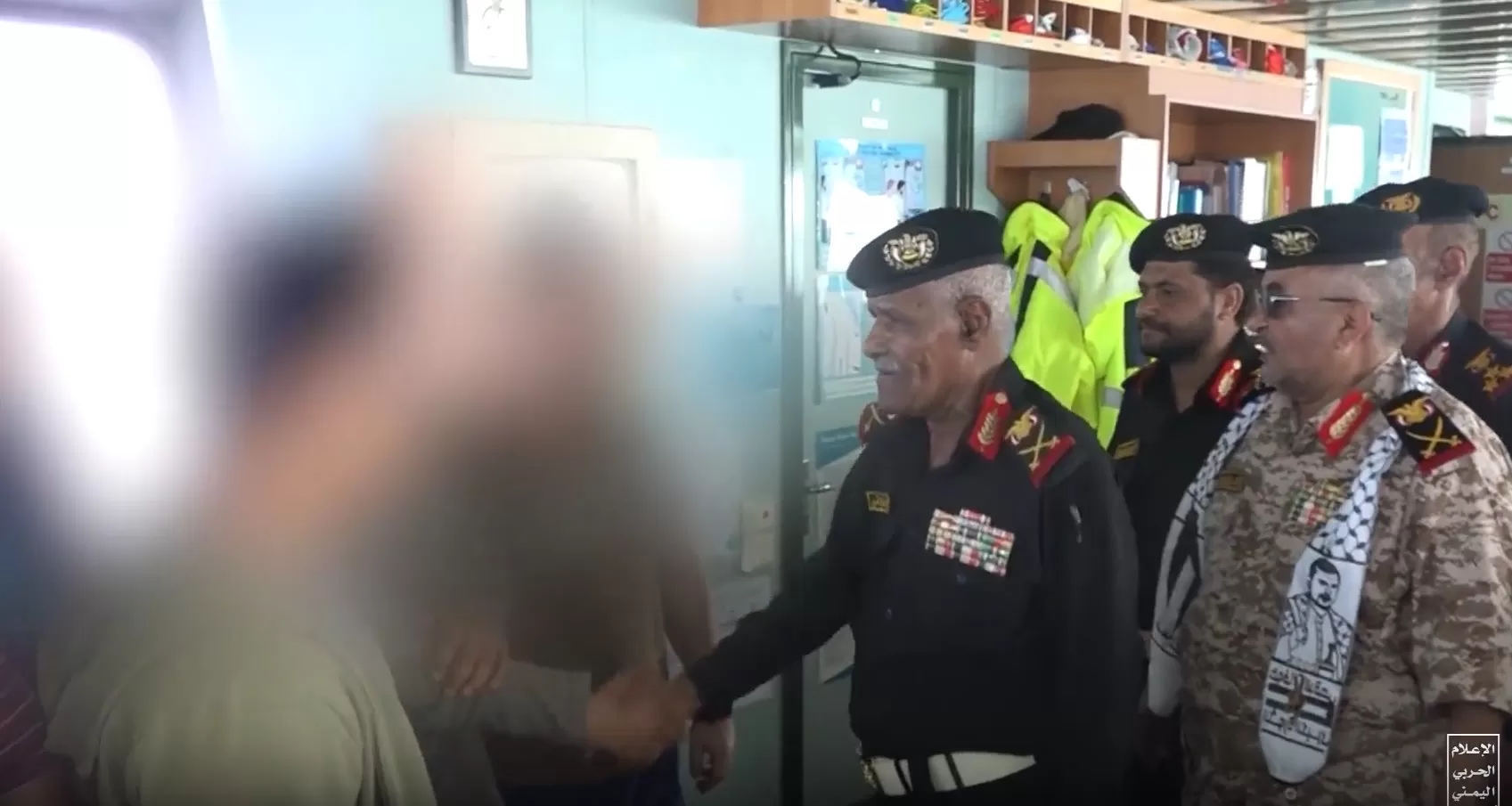 زيارة قائد القوات البحرية للحوثيين إلى السفينة الإسرائيلية