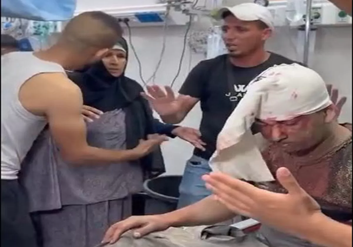 شاب فلسطيني جريح يطمأن والدته المكلومة في غزة