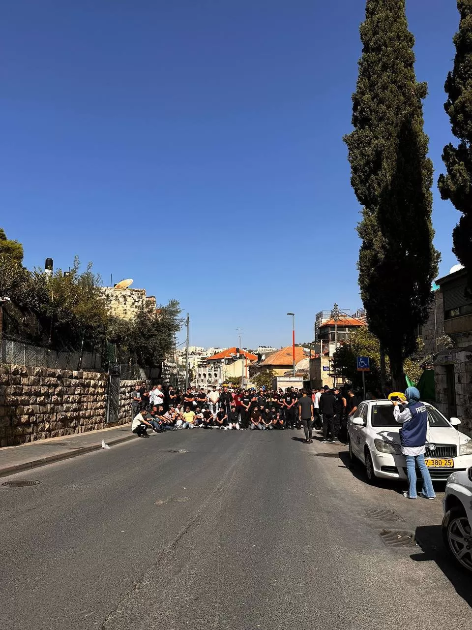 فلسطينيون يؤدون صلاة الظهر في الشارع في حي وادي الجوز بالقدس المحتلة