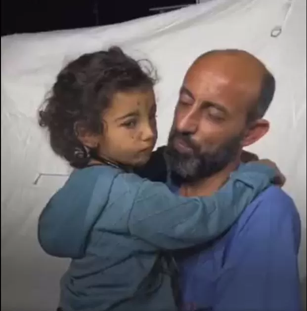 طبيب فلسطيني برفقة طفلة استشهدت كل عائلتها