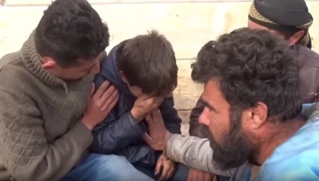 طفل سوري يبكي والدته التي قتلها نظام الأسد في مجزرة إدلب