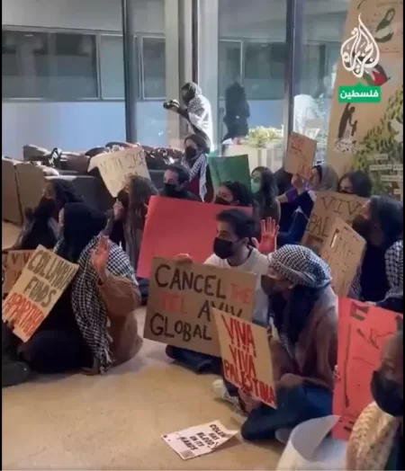 ناشطون يهتفون ضد هيلاري كلينتون ويتهمونها بتأييد الإبادة الجماعية للفلسطينيين خلال زيارتها جامعة كولومبيا