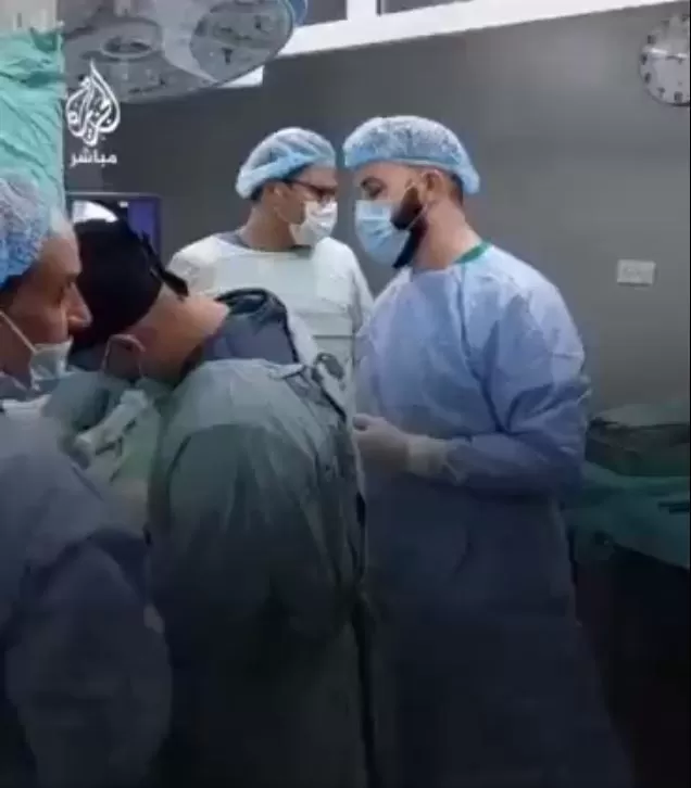 أطباء فلسطينيون يجرون عملية جراحية في المستشفى الأوروبي