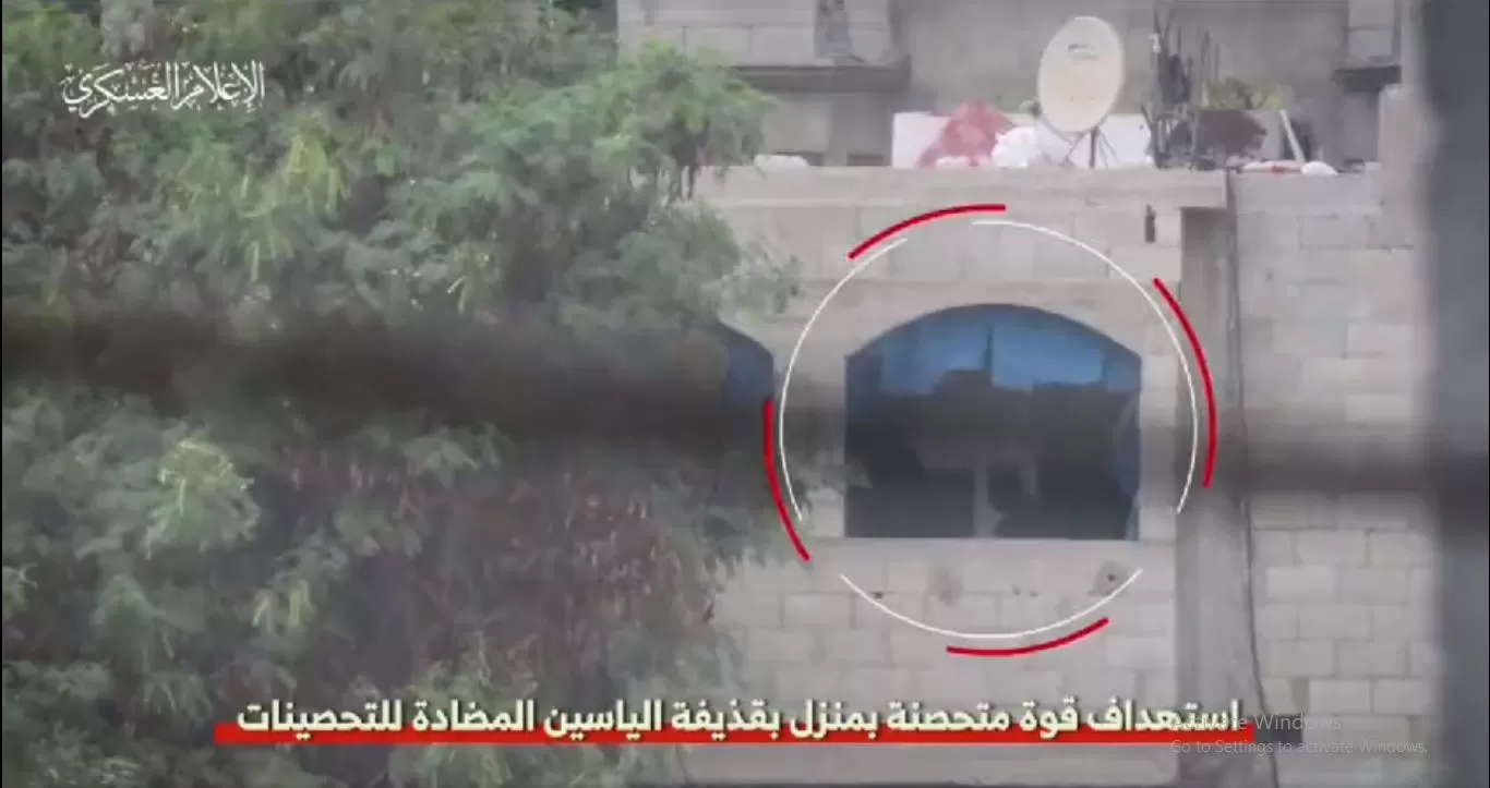لحظة استهداف قناصة القسام قوة إسرائيلية متحصنة بمنزل