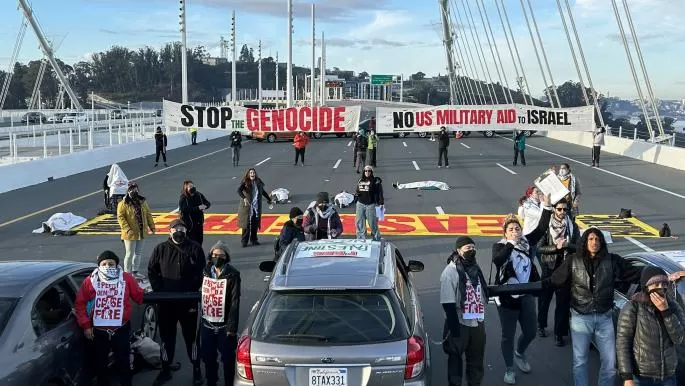 متظاهرون على جسر خليج سان فرانسيسكو للمطالبة بوقف إطلاق النار على غزة