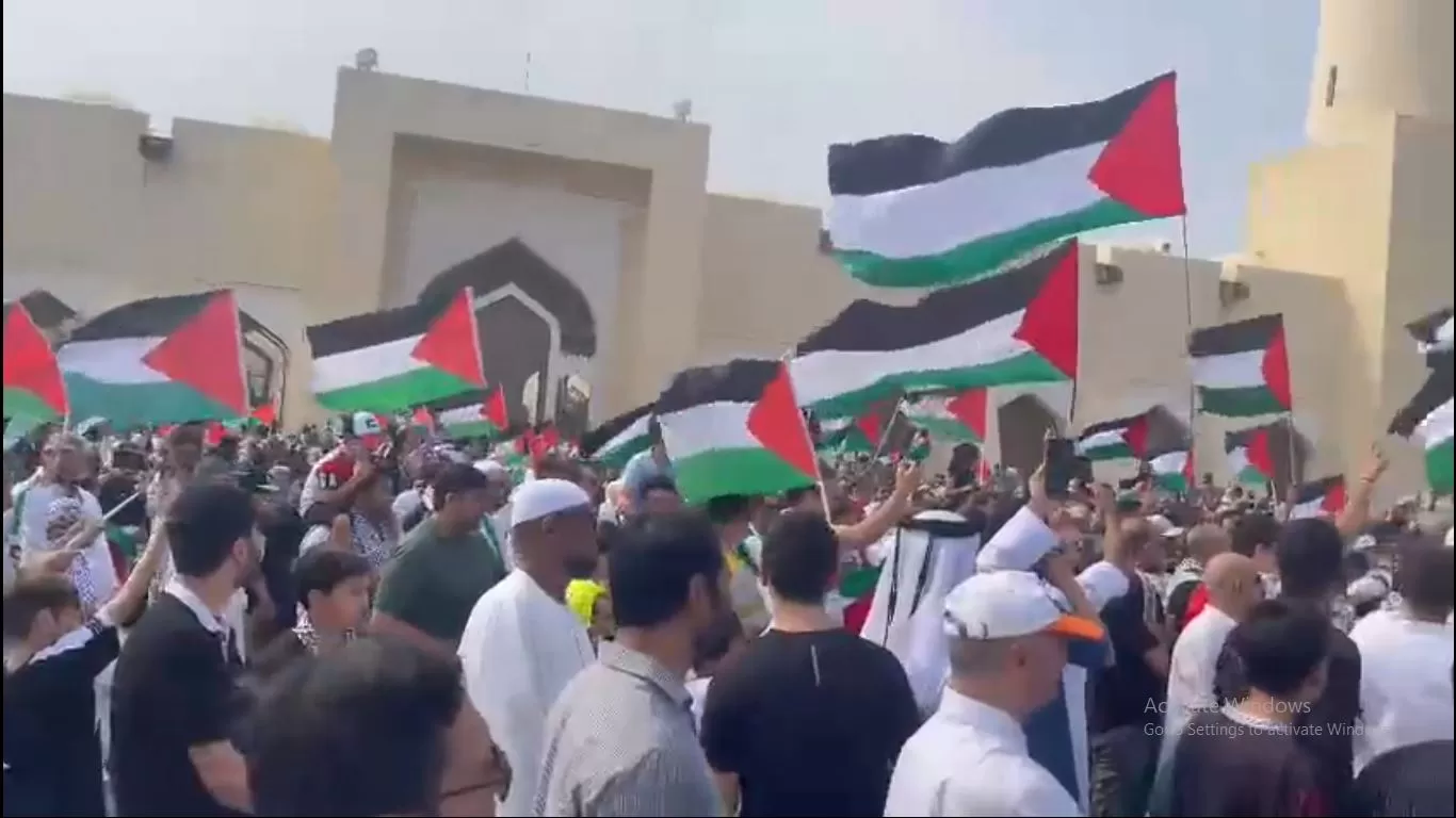 متظاهرون في الدوحة يحملون الأعلام الفلسطينية دعما لغزة والمقاومة