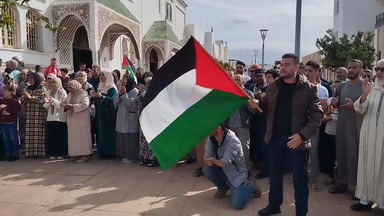 متظاهرون في المغرب يحملون الأعلام الفلسطينية نصرة لغزة