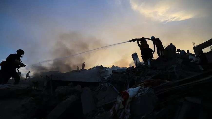 مسؤولون في غزة يبحثون عن ناجين تحت الركام إثر قصف الاحتلال مخيم النصيرات