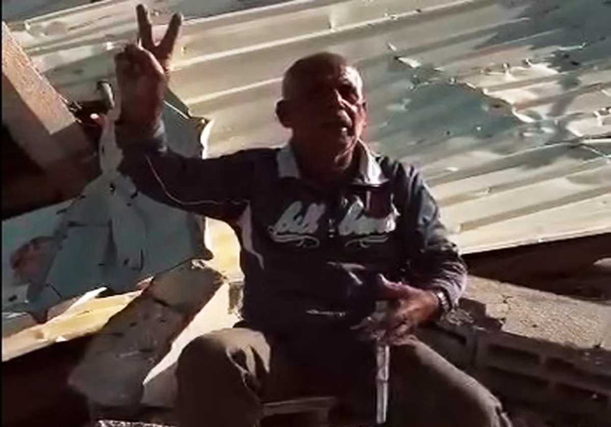 مسن فلسطيني يجلس على ركام منزله المدمر بفعل الحرب على غزة
