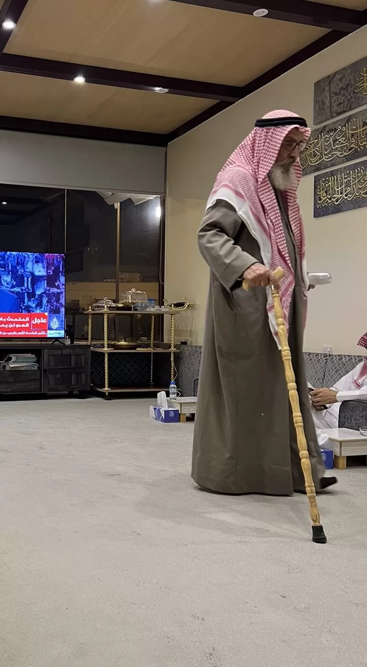 مسن كويتي لا يشاهد خطابات أبو عبيدة إلا واقفا