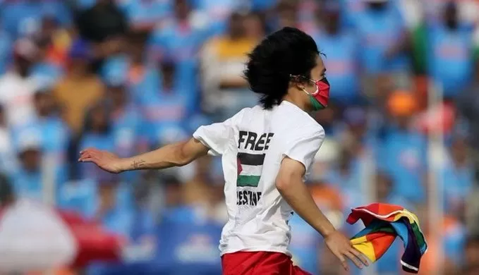 تضامن مشجع فمع فلسطين في نهائي كأس العالم الكريكيت