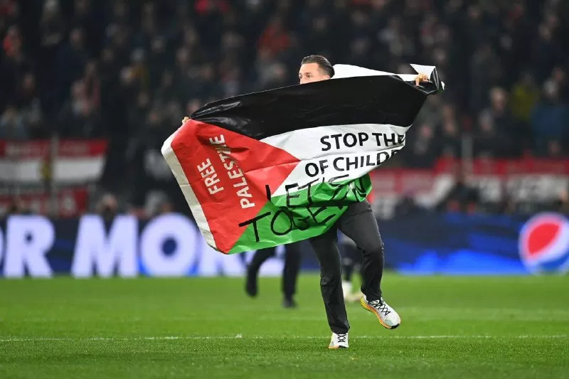 مشجع يقتحم مباراة مانشستر يونايتد وكوبنهاغن لرفع علم فلسطين