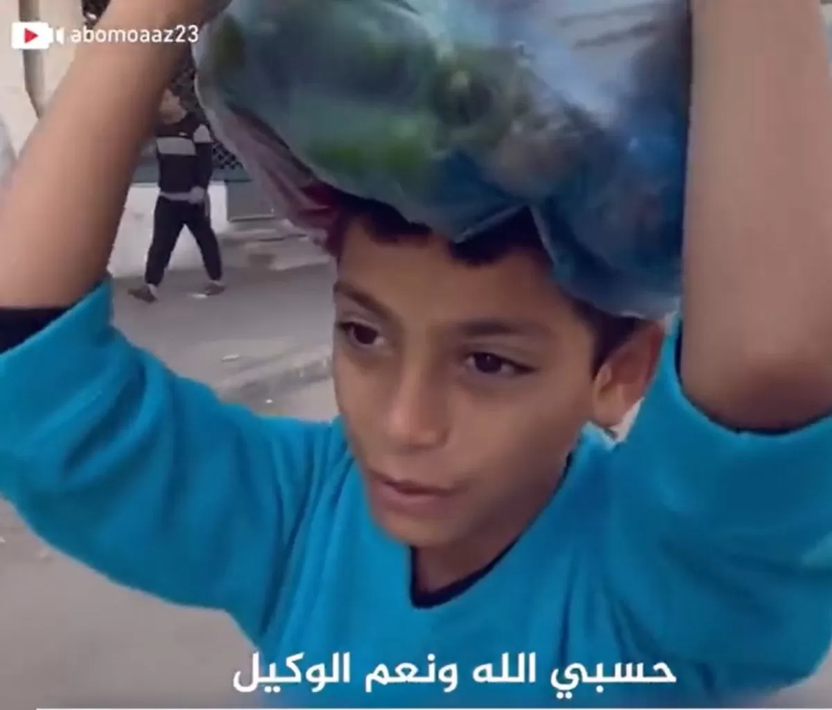 معاناة طفل فلسطيني في توصيل الطعام لأهله النازحين