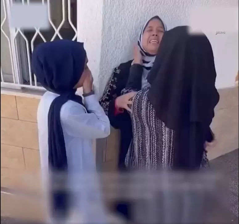 الممرضة أثناء منعها سيدة فلسطينية ومرافقتها من رؤية جثمان طفلها الشهيد