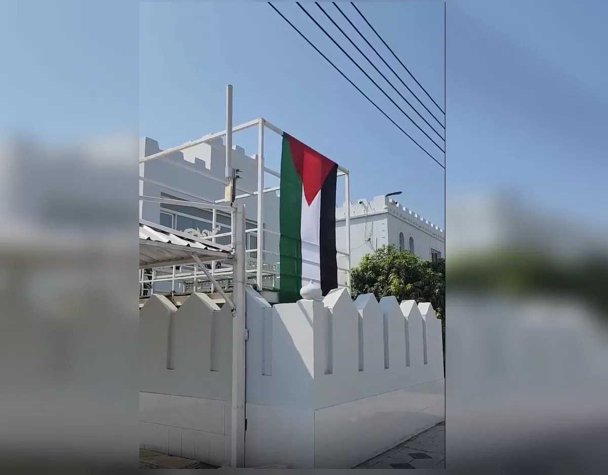 منع مواطن عماني من رفع علم فلسطين على منزله