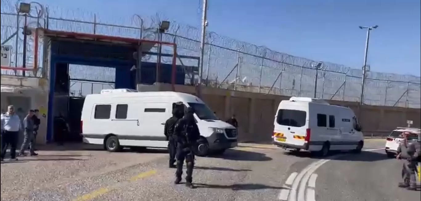 سيارات تنقل الأسيرات الفلسطينيات من سجن الدامون إلى عوفر تحت حراسة الاحتلال