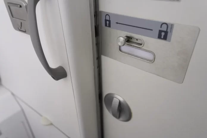 مقابض أبواب الحمام  هي من أكثر 5 أجزاء قذرة في الطائرة