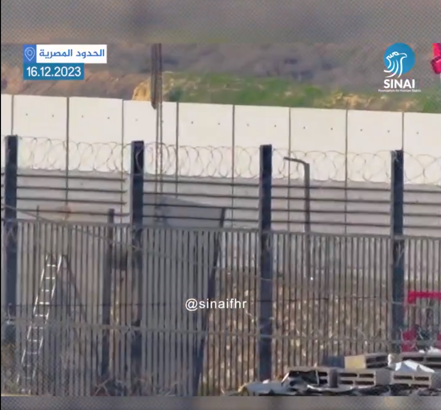 السياج الحدودي المصري مع غزة بعد تعزيزه بجدار خرساني وسواتر ترابية