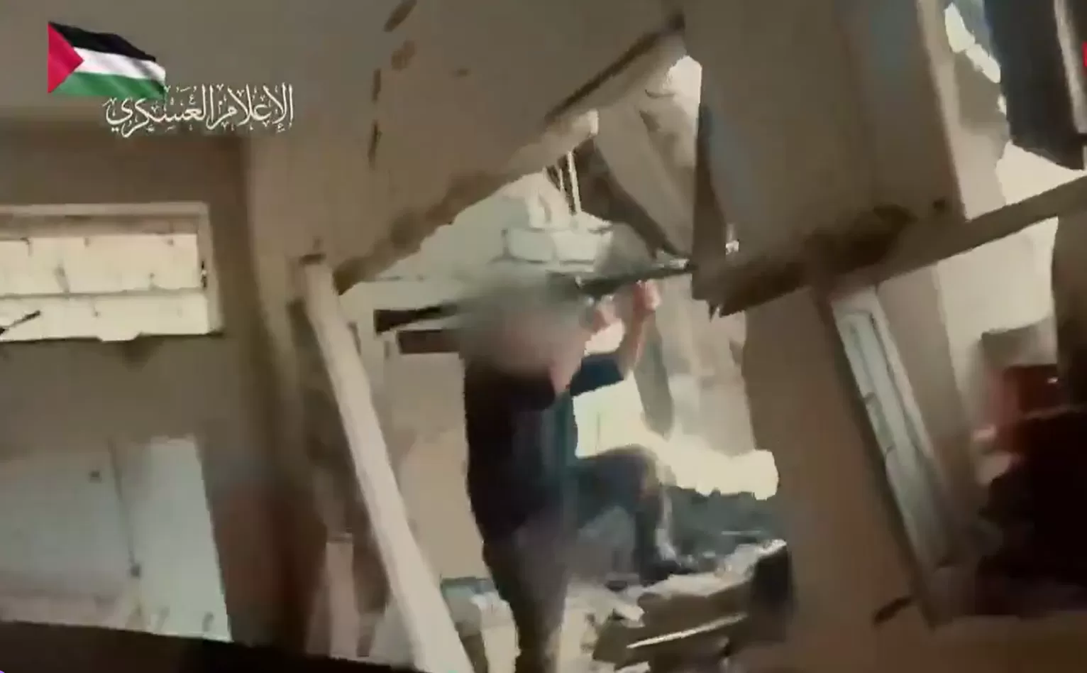 أحد مقاتلي القسام بصدد استهداف دبابة الاحتلال