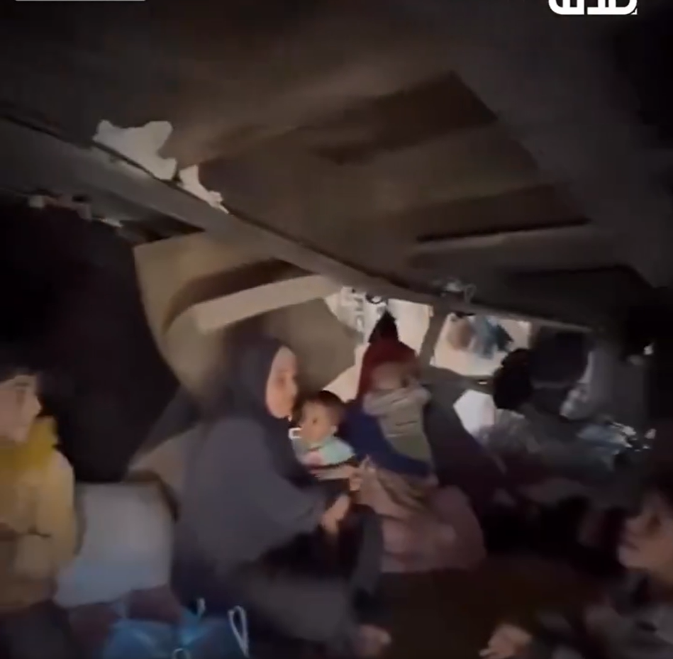 عائلة فلسطينية نازحة تعيش تحت شاحنة