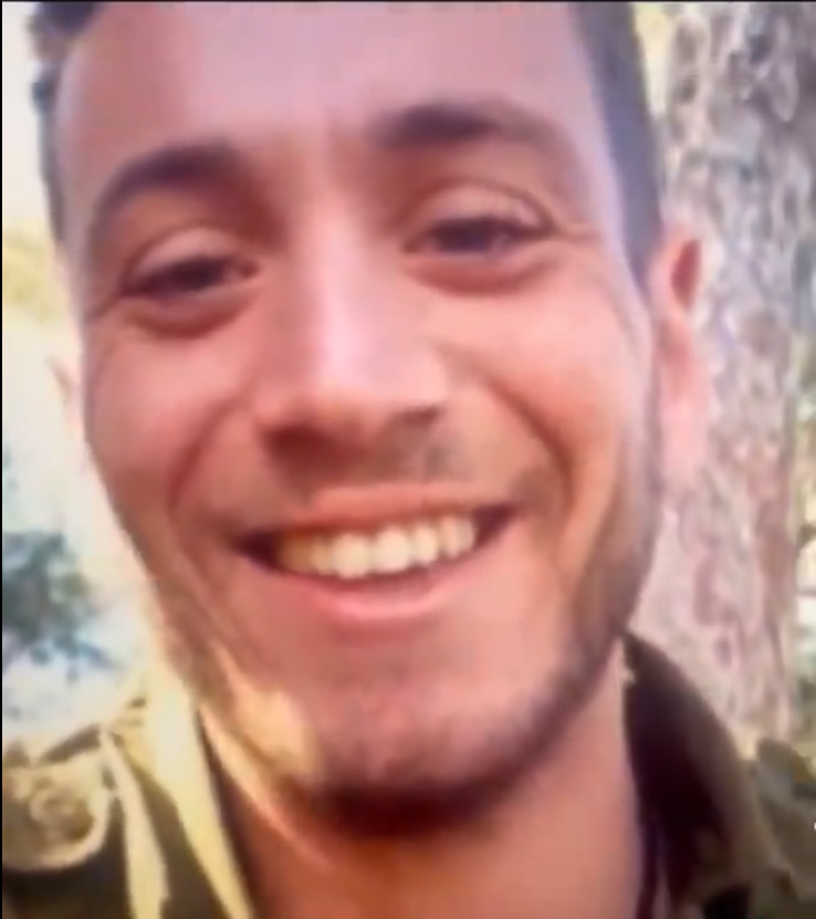 جندي إسرائيلي الذي ظهر في فيديو يبحث عن طفل في غزة ليقتله