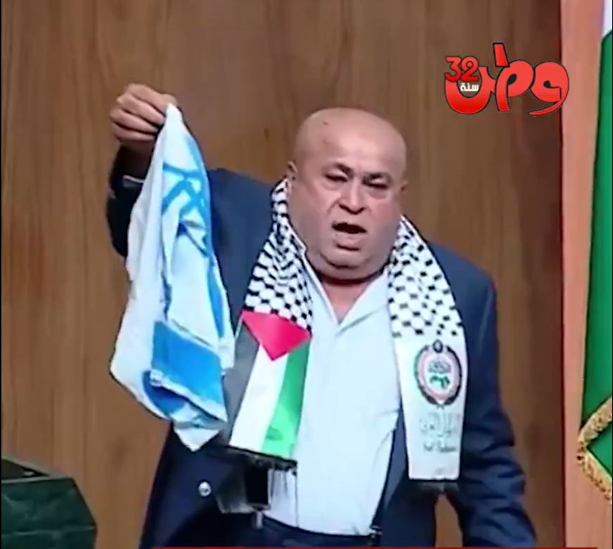 عضو البرلمان الأردني خليل عطية وهو يحرق علم الاحتلال