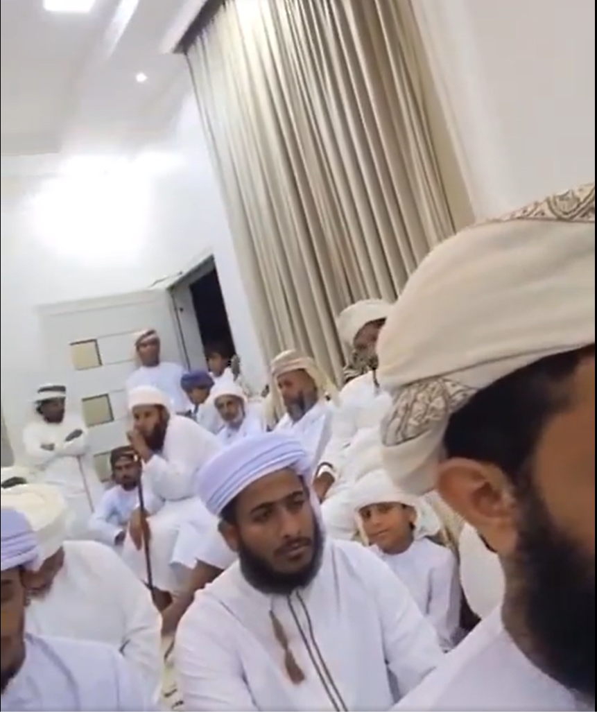 عمانيون متجمعون لمتابعة كلمة أبو عبيدة