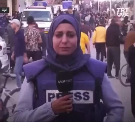 مراسلة قناة TRT عربي التركية ربى العجرمي تنهار باكية أثناء نقلها خبر استهداف منطقة تسكنها أسرتها