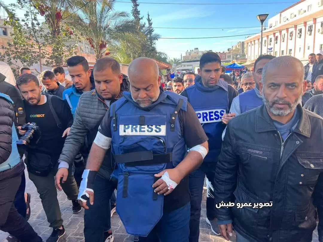 وائل الدحدوح وفلسطينيون في تشييع جثمان مصور الجزيرة الشهيد سامر أبو دقة