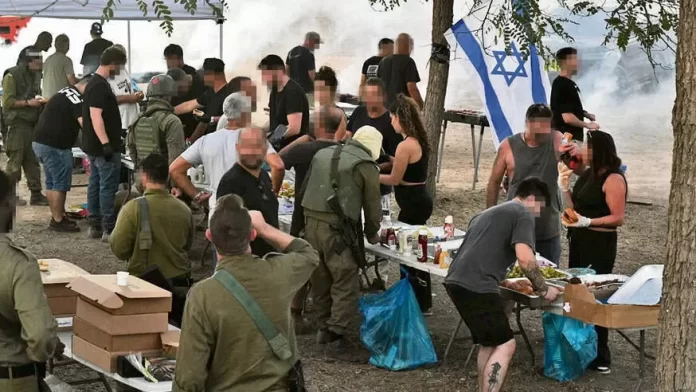 غالباً ما يعتمد جنود الاحتلال على أطعمة التبرعات