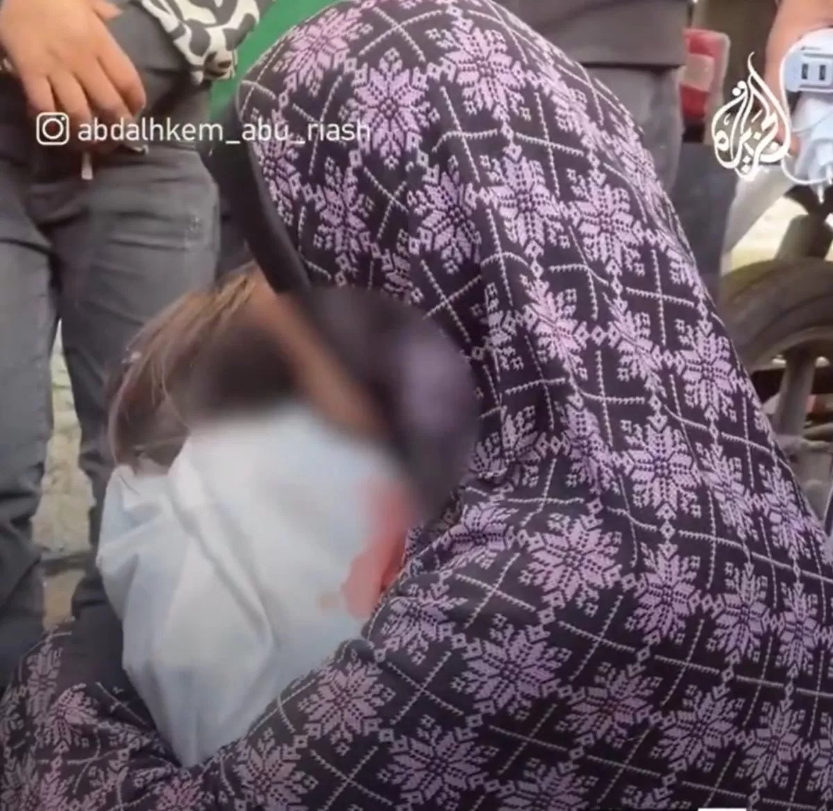 أم فلسطينية تودع ابنتها