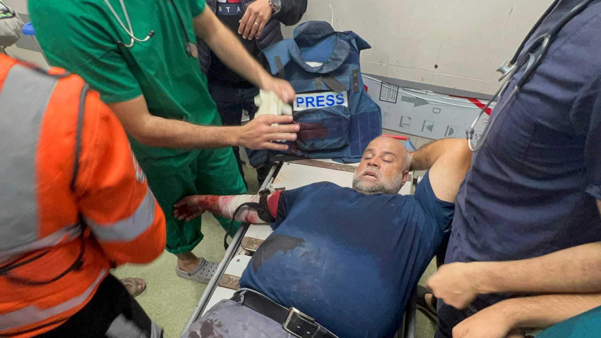 وائل الدحدوح يتلقى الإسعافات بعد إصابة يده في قصف إسرائيلي