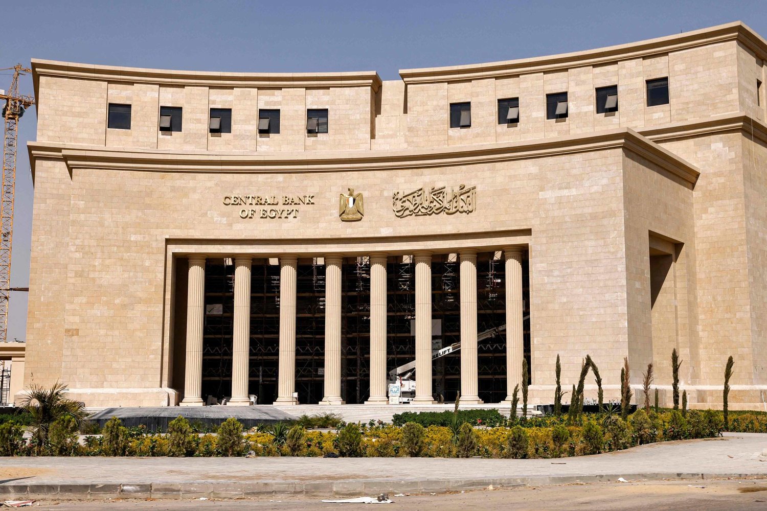 البنوك المصرية تستعين بالبلطجية وتهدد العملاء لتحصيل الأموال المستحقة