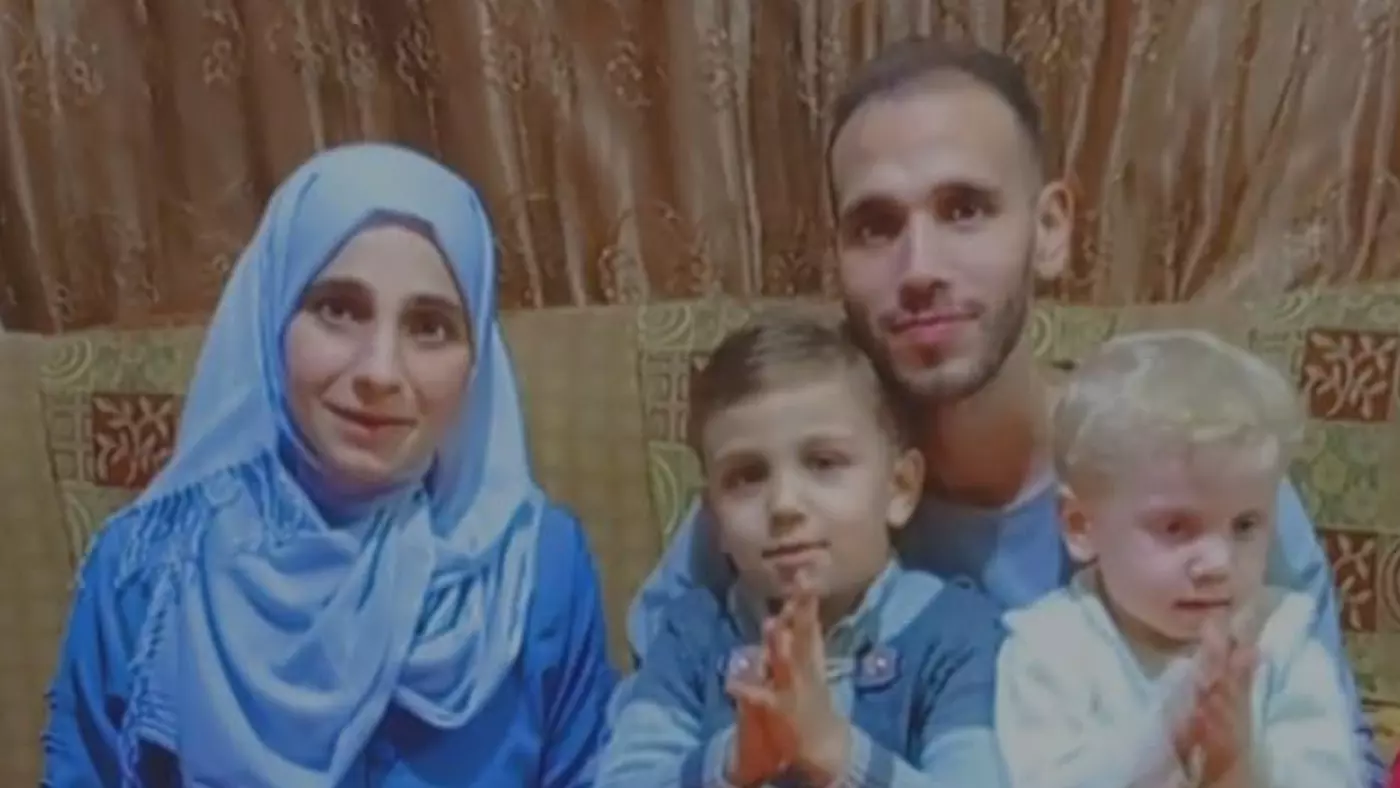 الزوجان فاطمة وأحمد الخالدي، اللذان قتلتهما القوات الإسرائيلية في مدينة غزة في 21 ديسمبر 2023، في الصورة مع ابنيهما، آدم (يسار) وفيصل (يمين)