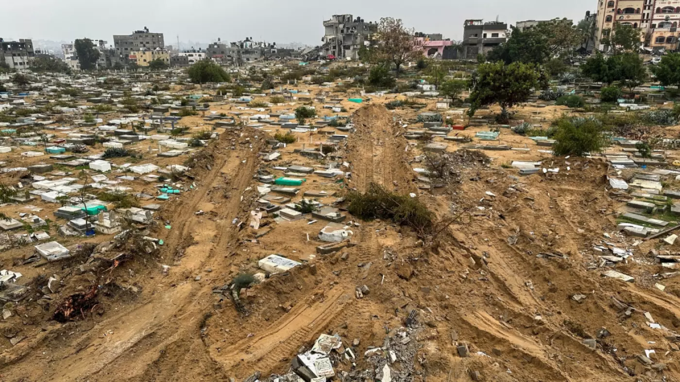 القبور التي دمرها الاحتلال في حي الفالوجا في قطاع غزة