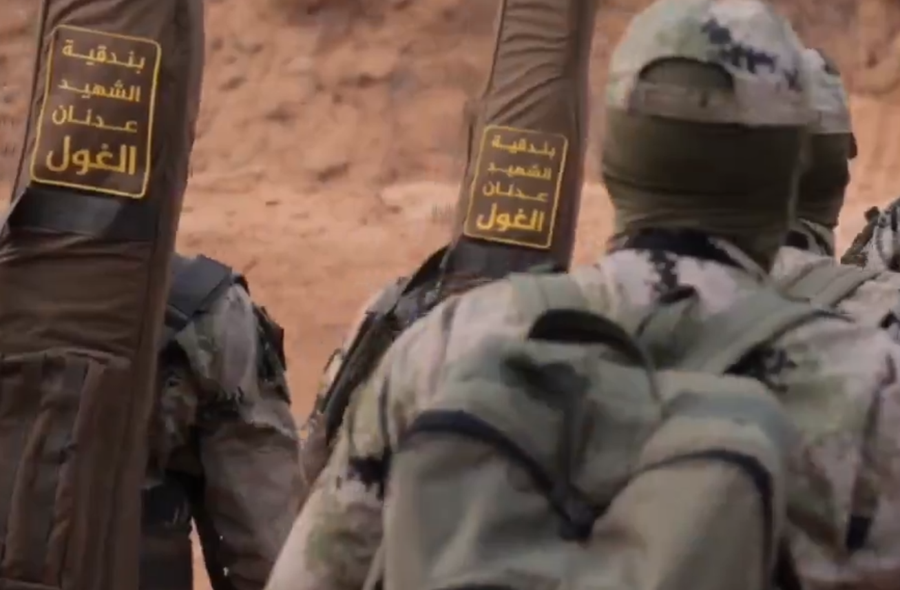 كتائب القسام تصنع بندقية باسم الشهيد عدنان الغول