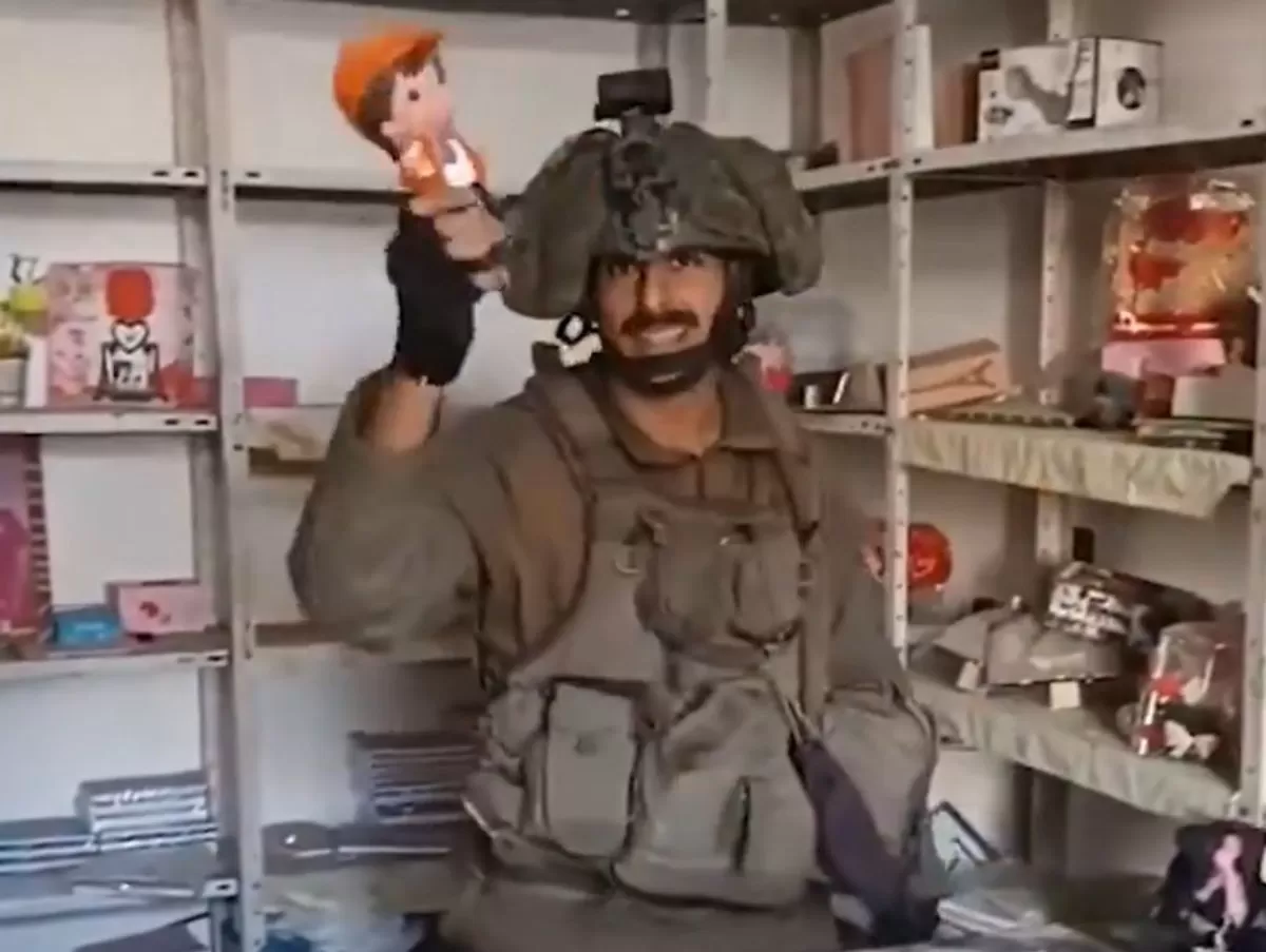 جندي إسرائيلي يتباهى بتحطيم محل ألعاب في غزة