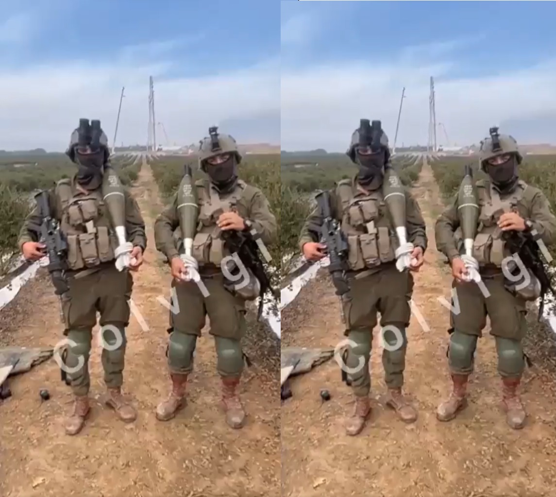 جنديان فرنسيان في غزة يحملان قذائف دبابات