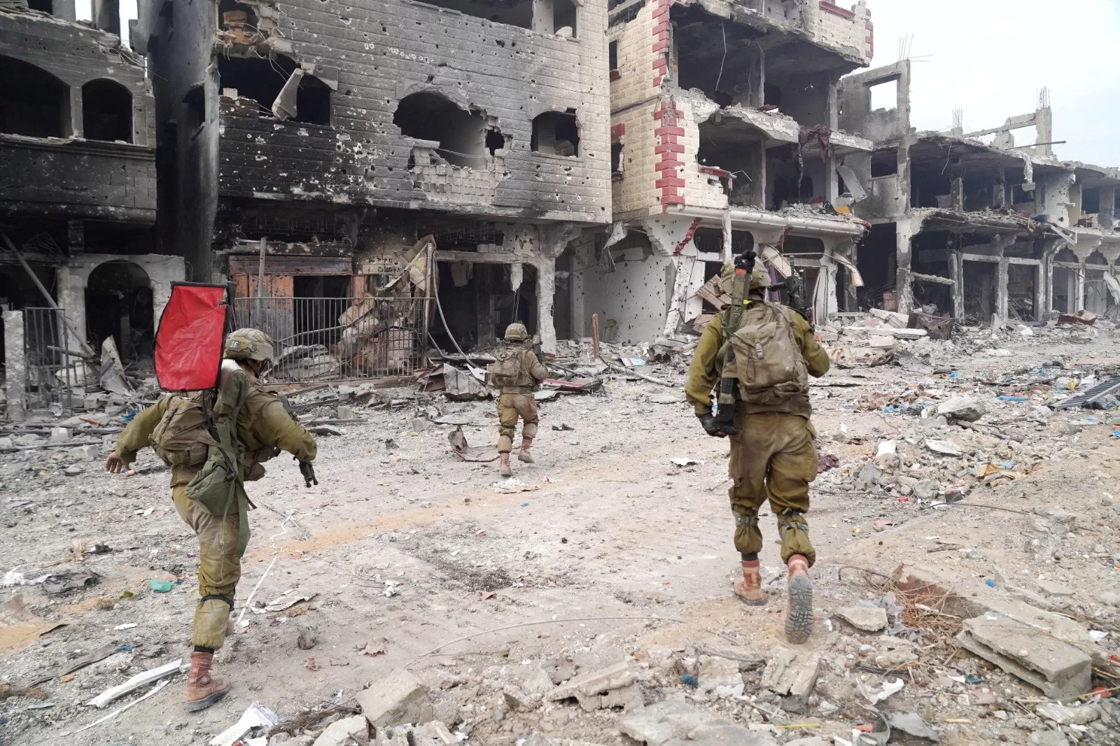 قوات الاحتلال في أحد شوارع غزة