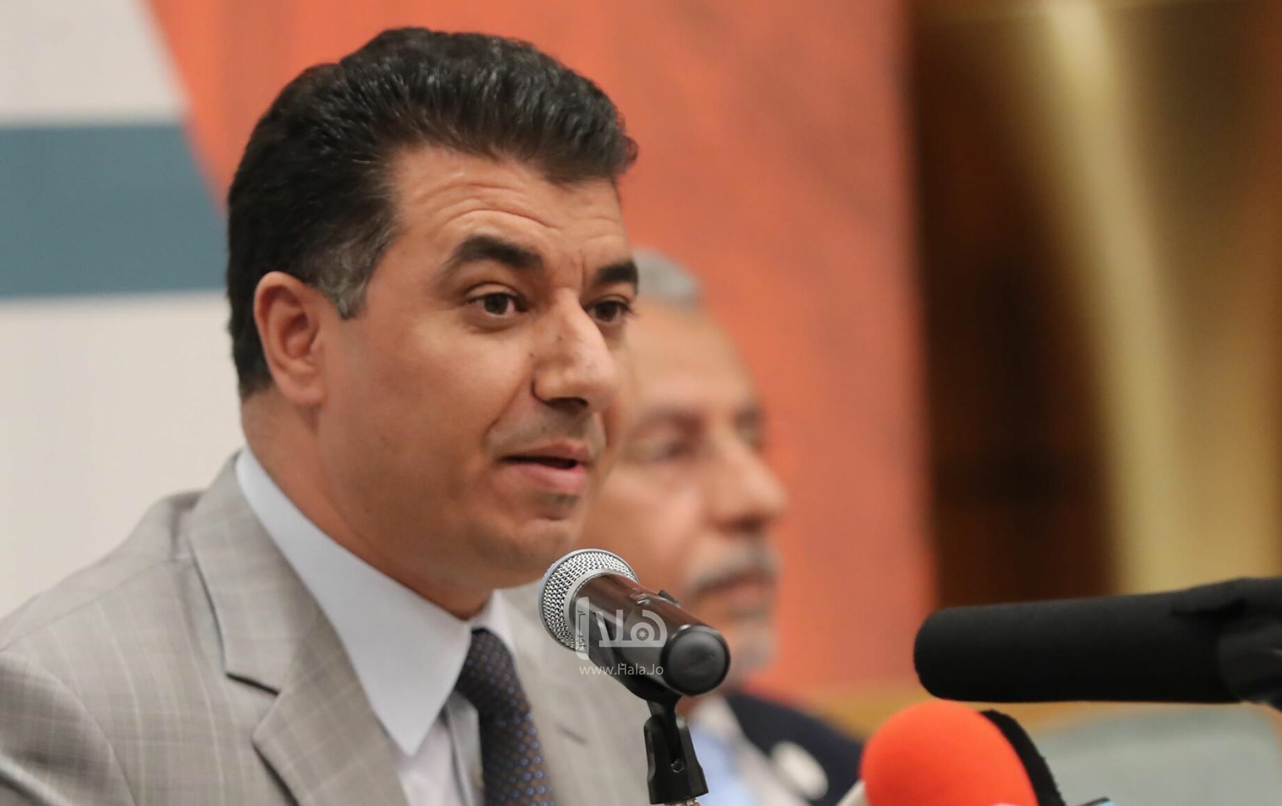 وزير الزراعة الأردني خالد حنيفات يُقر بتصدير الخضروات لإسرائيل