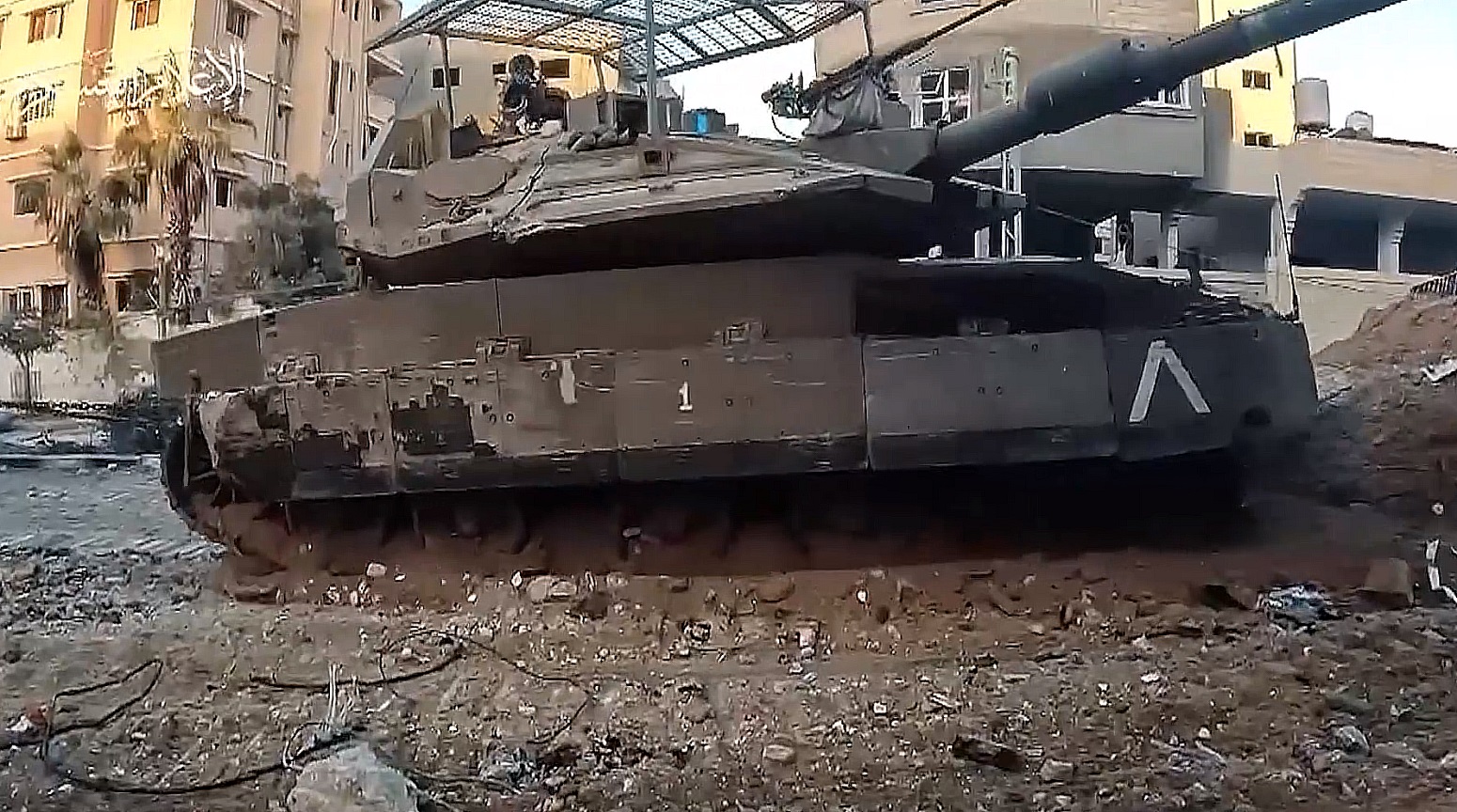 مشاهد من كاميرا جيش الاحتلال نشرتها القسام تثير الدهشة تظهر سحب دبابات ميركافا مدمرة وجنود مصاوبون