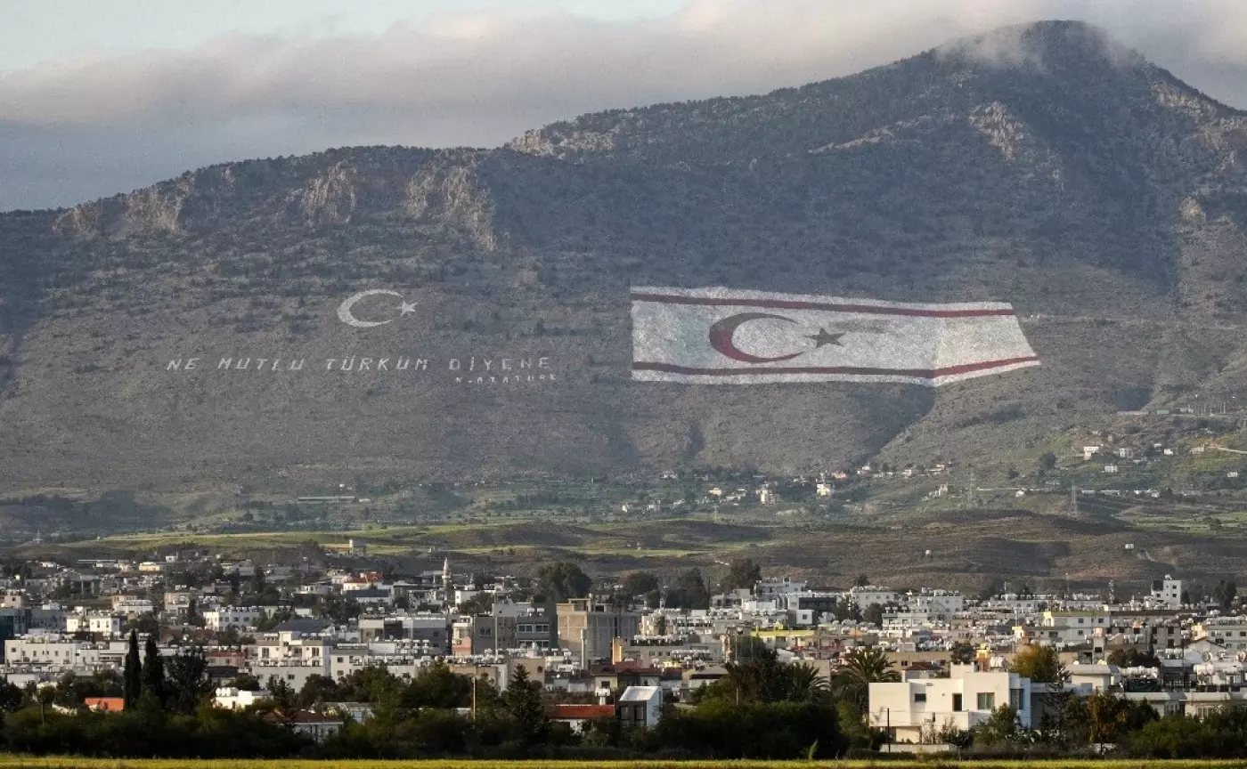 سلسلة جبال كيرينيا، شمال العاصمة القبرصية المقسمة، مع رسم أعلام تركيا وجمهورية شمال قبرص التركية على الجبل المطل على نيقوسيا