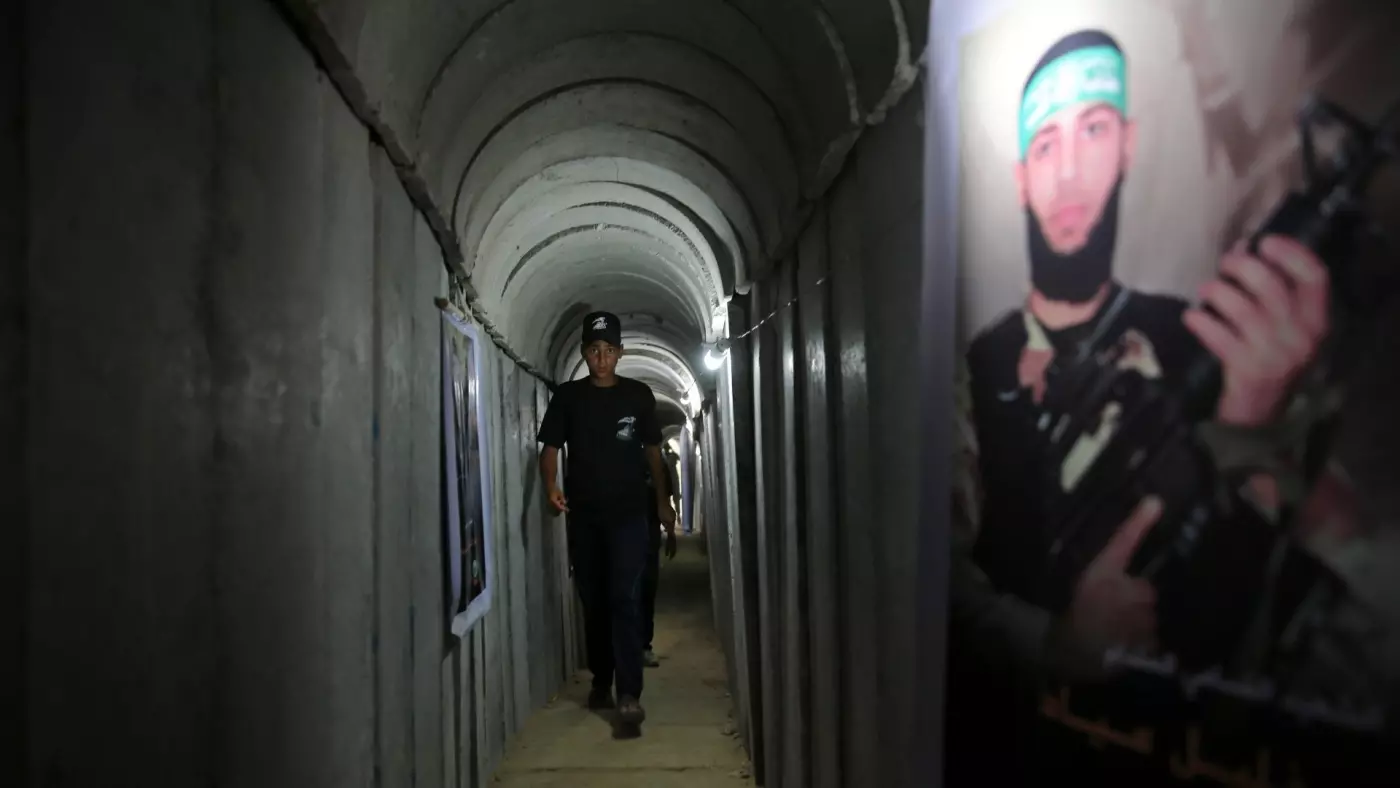 شاب فلسطيني يسير داخل نفق يستخدم لتدريبات حماس العسكرية في مدينة غزة في عام 2016