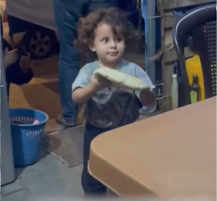 طفلة فلسطينية تقدم كسرة خبز لوائل الدحدوح