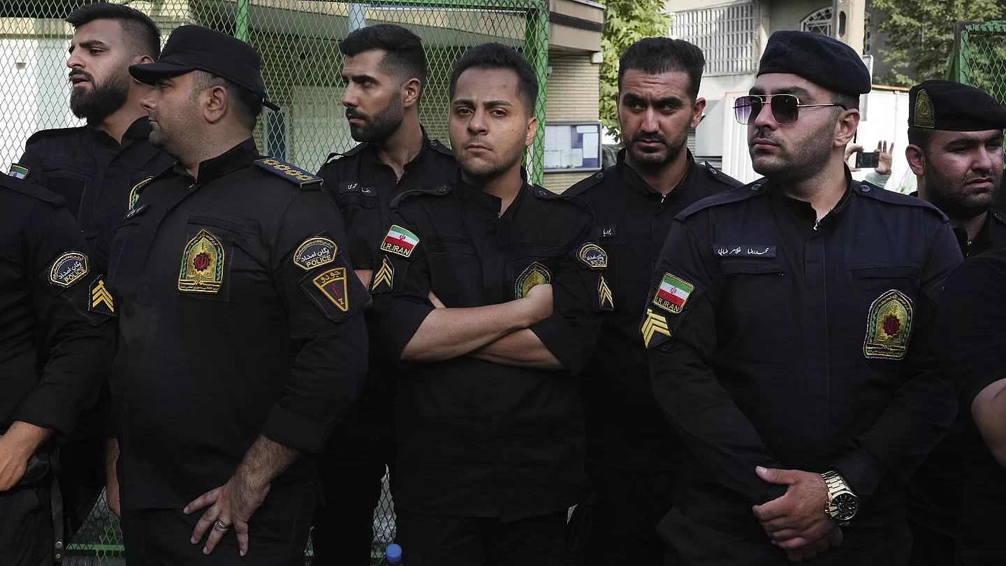 عناصر من الشرطة الإيرانية