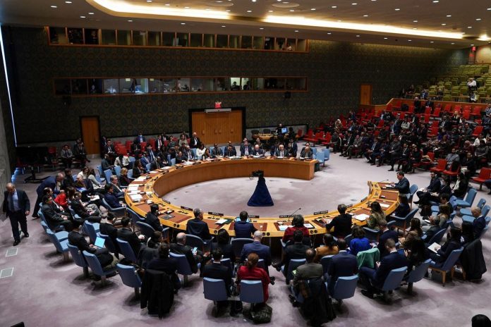 اتضح الدعم السياسي الإماراتي لإسرائيل عبر التواطؤ في تمرير مشروع قرار هزيل في مجلس الأمن الدولي بشأن توسيع المساعدات لغزة دون الدعوة لوقف إطلاق النار،